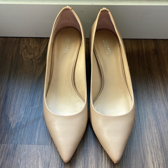 Michael Kors Like New Dorothy Leather Tan Classic Elegant 2 Inch Heels Size 7.5 - Picture 3 of 8